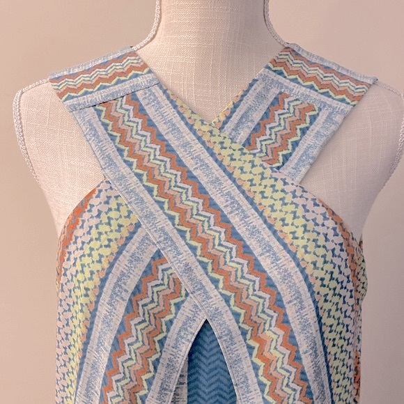 BCBGMaxazria women’s Maryssa printed cross front geometric sleeveless top sz S - Picture 5 of 15